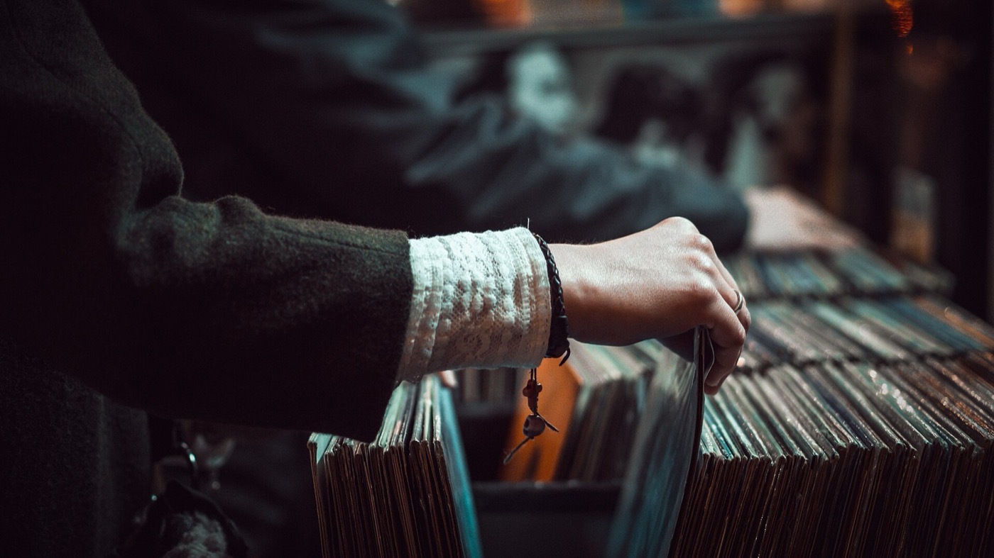 Une main qui fait défiler les disques d'un bac